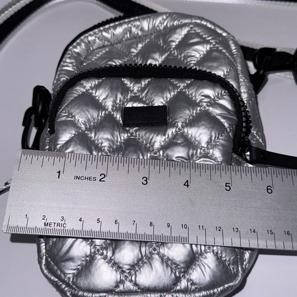 Vooray Core Crossbody Bag Quilted Silver unisex - Picture 9 of 10